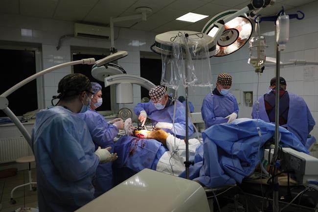 Ukrainian trauma surgeon operates on soldiers all day long amid Russia's war | iNFOnews.ca
