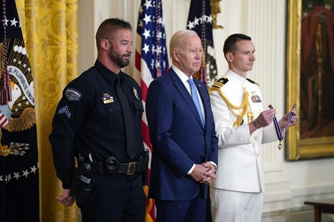 'True heroism': Biden honors 9 with Medal of Valor including 2 NYPD cops killed during 911 call | iNFOnews.ca CP112127996