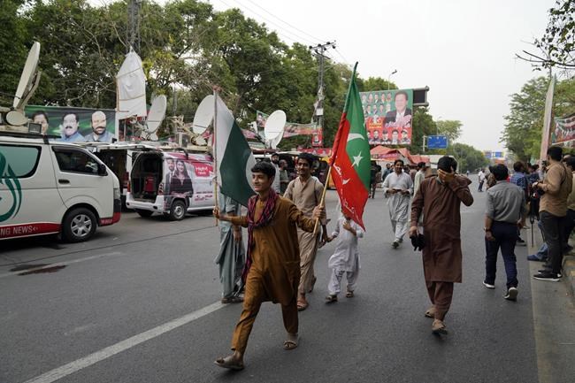 Pakistani police surround Imran Khan's home, claim former leader is hiding suspects in recent riots | iNFOnews.ca