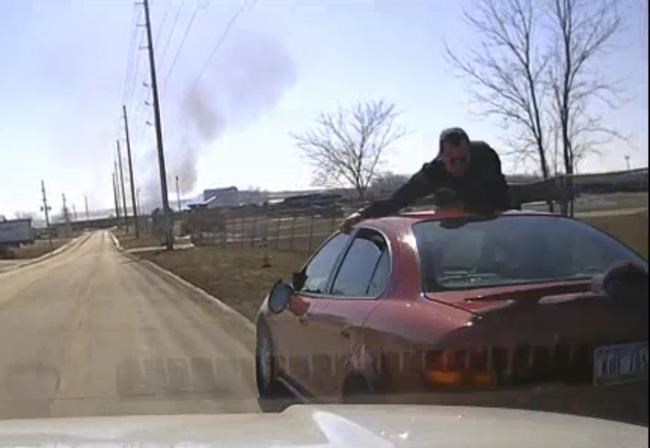 Video shows driver fleeing Iowa police with officer on hood, roof of car | iNFOnews.ca Video shows driver fleeing Iowa police with officer on hood, roof of car | iNFOnews.ca