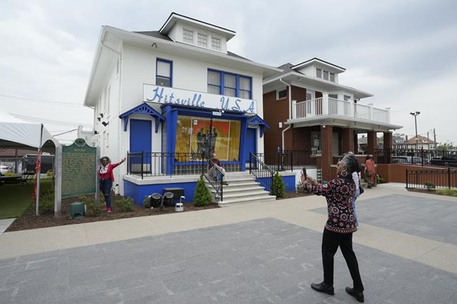 Famed R&B group The Spinners donate performance outfits to Motown Museum in Detroit | iNFOnews.ca