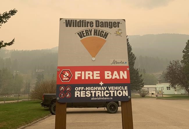 Smoke cooled air and helped slow weekend wildfire spread in Alberta, officials say | iNFOnews.ca Smoke cooled air and helped slow weekend wildfire spread in Alberta, officials say | iNFOnews.ca