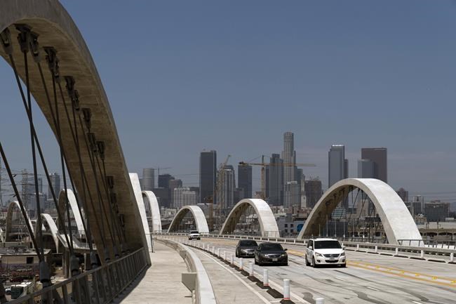 Police: Teenager dies during media stunt on Los Angeles bridge | iNFOnews.ca Police: Teenager dies during media stunt on Los Angeles bridge | iNFOnews.ca
