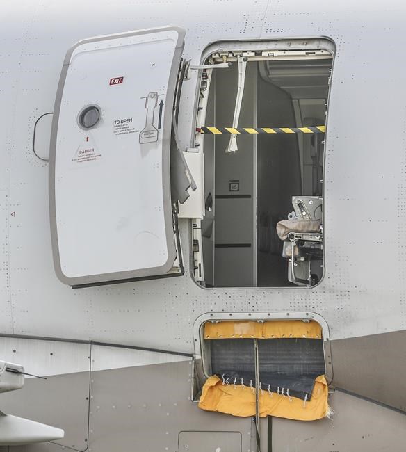 See the moments after a passenger opened a plane door during flight | iNFOnews.ca See the moments after a passenger opened a plane door during flight | iNFOnews.ca
