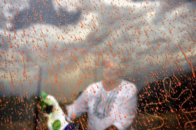 Judge says fire retardant drops are polluting streams but allows use to continue | iNFOnews.ca