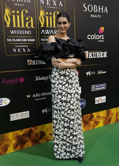 Green carpet in United Arab Emirates welcomes India's film elite for Bollywood awards ceremony | iNFOnews.ca Green carpet in United Arab Emirates welcomes India's film elite for Bollywood awards ceremony | iNFOnews.ca