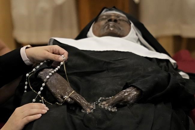 Nun whose body shows little decay since 2019 death draws hundreds to rural Missouri | iNFOnews.ca