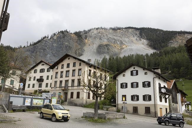 Residents briefly allowed back into rockslide-threatened Swiss village | iNFOnews.ca