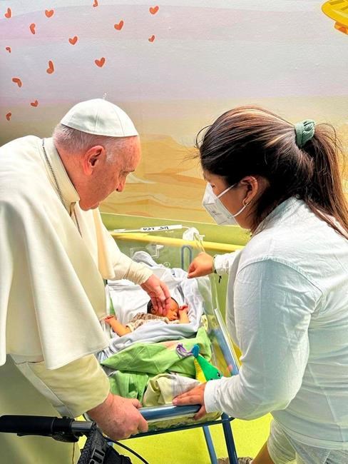 Pope drinks liquids, makes brief call after surgery to remove intestinal scar tissue, repair hernia | iNFOnews.ca Pope drinks liquids, makes brief call after surgery to remove intestinal scar tissue, repair hernia | iNFOnews.ca