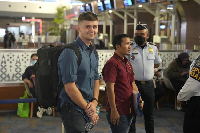 Indonesia deports Australian surfer who apologized for drunken rampage | iNFOnews.ca