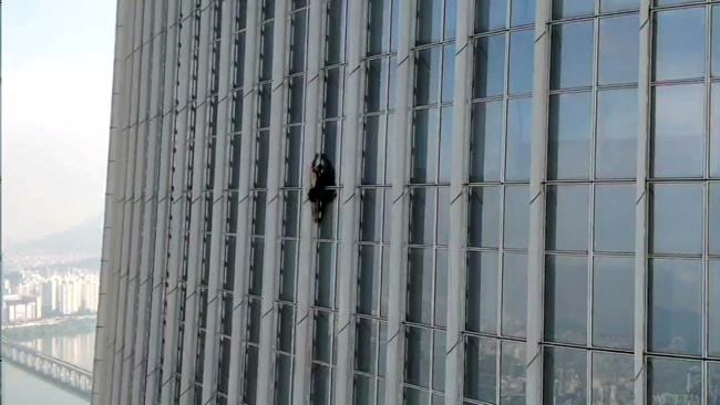 British man detained after climbing 72nd floor of Seoul skyscraper | iNFOnews.ca
