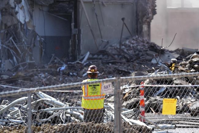 Crews begin demolishing remains of collapsed Iowa building | iNFOnews.ca CP248731165