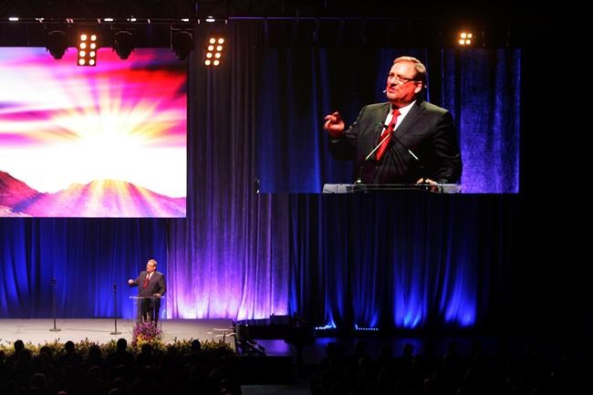Saddleback's Rick Warren ramps up appeals to Southern Baptists to let church with women pastors stay | iNFOnews.ca