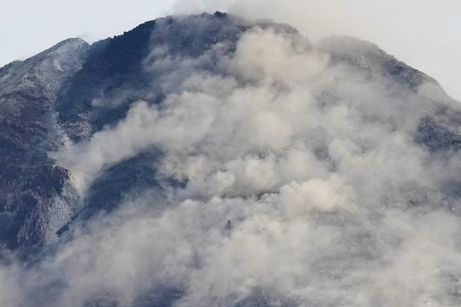 Philippine villagers flee ashfall, sight of red-hot lava from erupting Mayon Volcano | iNFOnews.ca CP2049752478