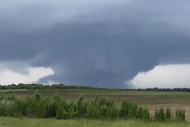 Punishing winds, possible tornadoes inflict damage as storms cross US South | iNFOnews.ca