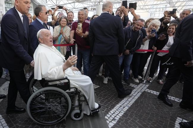 Pope Francis leaves Rome hospital 9 days after operation; surgeon says 'he's better than before' | iNFOnews.ca Pope Francis leaves Rome hospital 9 days after operation; surgeon says 'he's better than before' | iNFOnews.ca