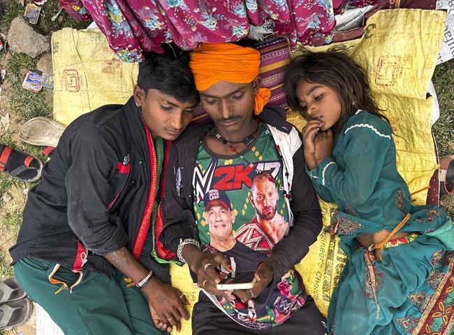 Nearly 100 die as India struggles with a sweltering heat wave in 2 most populous states | iNFOnews.ca