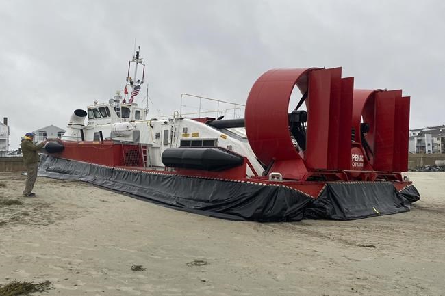 Hovercraft suffers gash, beaches itself in New Hampshire | iNFOnews.ca