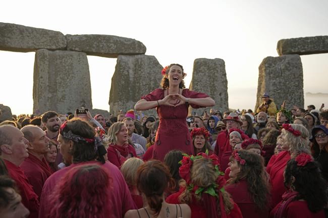 All hail the rising sun! Stonehenge welcomes 8,000 visitors for the summer solstice | iNFOnews.ca All hail the rising sun! Stonehenge welcomes 8,000 visitors for the summer solstice | iNFOnews.ca