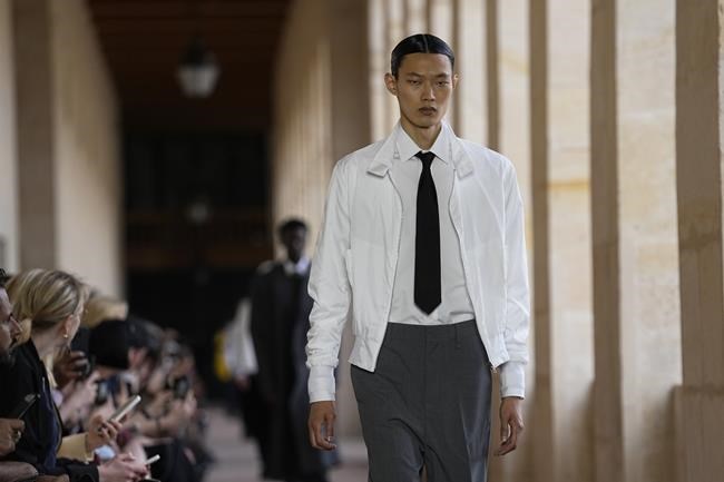 Fashion, star power and a martial aura fuse at Givenchy's collection at Paris Fashion Week | iNFOnews.ca Fashion, star power and a martial aura fuse at Givenchy's collection at Paris Fashion Week | iNFOnews.ca