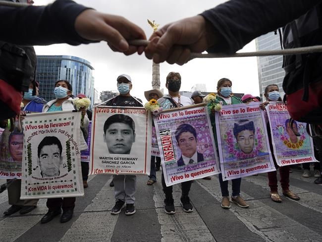 8 Mexican army soldiers arrested in 2014 disappearances of 43 students | iNFOnews.ca