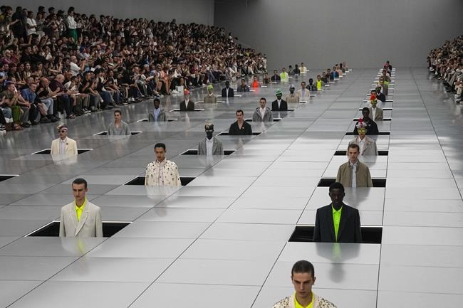 Dior's Kim Jones celebrates 5 years as designer in gender-fluid Paris men's show | iNFOnews.ca Dior's Kim Jones celebrates 5 years as designer in gender-fluid Paris men's show | iNFOnews.ca