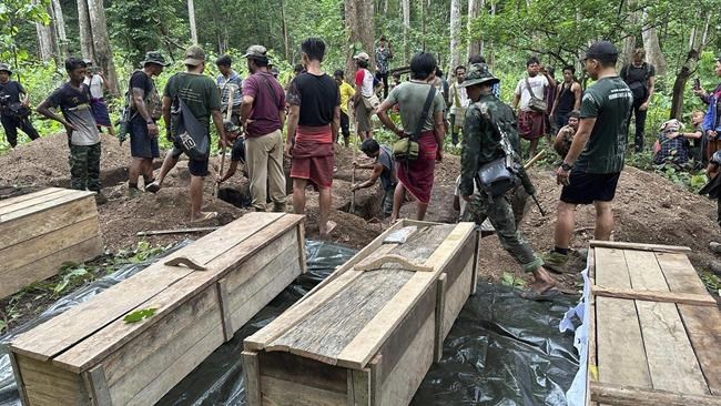 Pro-government ethnic militias in east Myanmar shift loyalty to join fighters against military rule | iNFOnews.ca