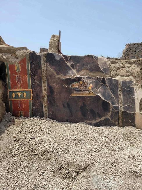 That's no pizza: A wall painting found in Pompeii doesn't depict Italy's iconic dish | iNFOnews.ca That's no pizza: A wall painting found in Pompeii doesn't depict Italy's iconic dish | iNFOnews.ca