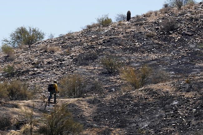 Over 1,000 people remain evacuated as crews dig containment line around Arizona brush fire | iNFOnews.ca Over 1,000 people remain evacuated as crews dig containment line around Arizona brush fire | iNFOnews.ca