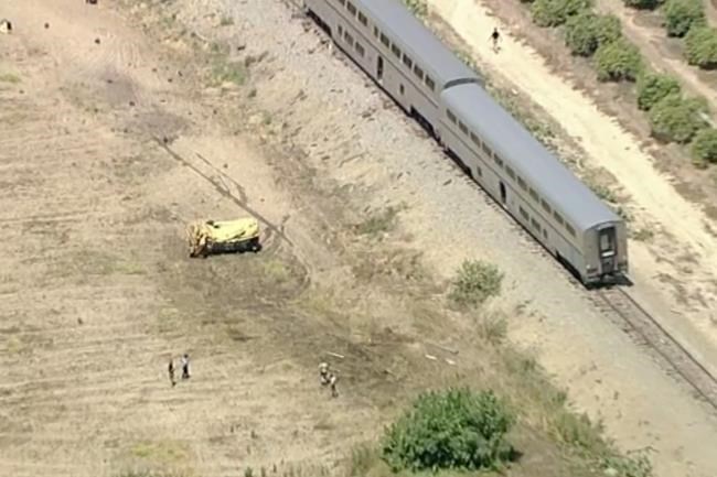 Amtrak train with 198 passengers derails after hitting truck on tracks in Southern California | iNFOnews.ca Amtrak train with 198 passengers derails after hitting truck on tracks in Southern California | iNFOnews.ca