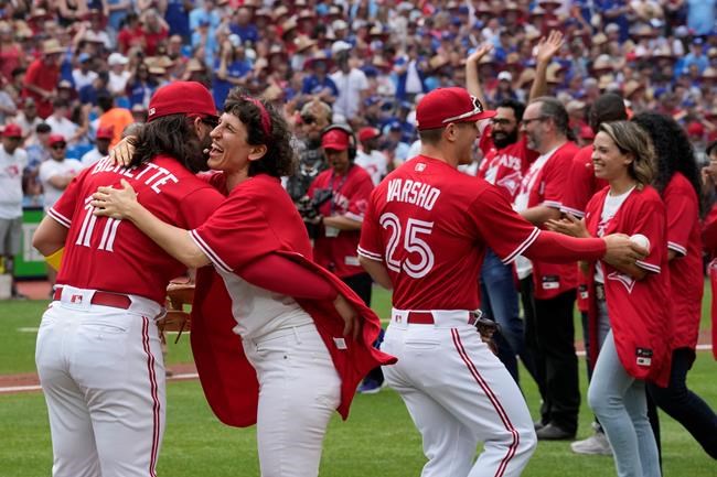 Nine new Canadian citizens sworn in before Toronto Blue Jays game | iNFOnews.ca