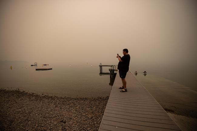 Evacuation alert remains for Kelowna, B.C., residents near Knox Mountain wildfire | iNFOnews.ca