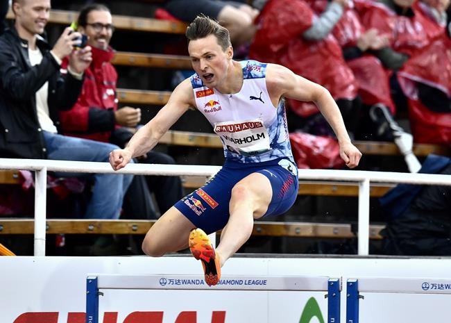 An Olympic champion boos protesters who knelt on the track near the finish line of his race | iNFOnews.ca