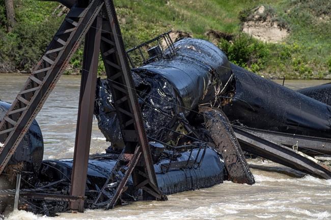 Cleanup begins after asphalt binder spill into Montana's Yellowstone River after train derailment | iNFOnews.ca Cleanup begins after asphalt binder spill into Montana's Yellowstone River after train derailment | iNFOnews.ca