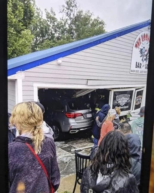 Car crashes into New Hampshire restaurant, injures dozens, pins man in bathroom | iNFOnews.ca Car crashes into New Hampshire restaurant, injures dozens, pins man in bathroom | iNFOnews.ca