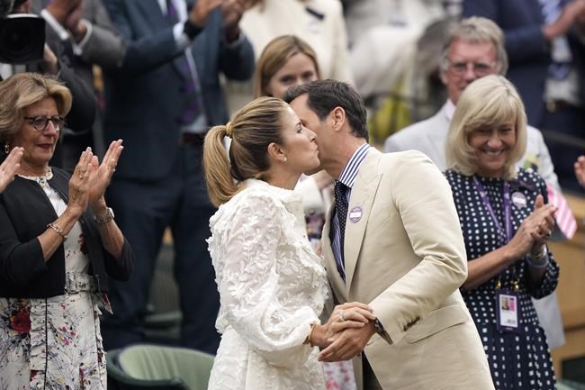 Roger Federer receives a lengthy standing ovation at Wimbledon from fans. And from Princess Kate | iNFOnews.ca
