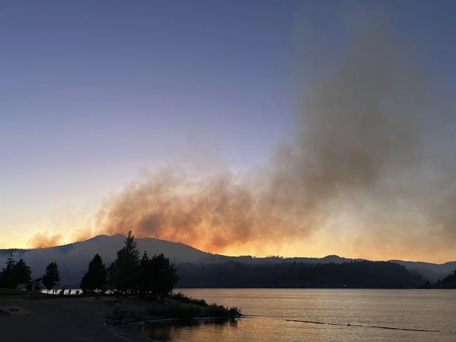 Help arrives to battle wildfire in Washington state near Columbia River Gorge | iNFOnews.ca