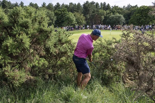 Smith overcomes shaky start to lead LIV Golf in England | iNFOnews.ca