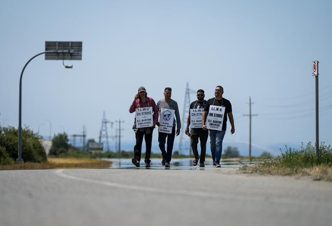 Employers want arbitrator for maintenance issues as talks resume in B.C. port strike | iNFOnews.ca