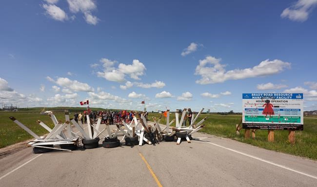 Blockade continues at Winnipeg landfill after deadline passes | iNFOnews.ca