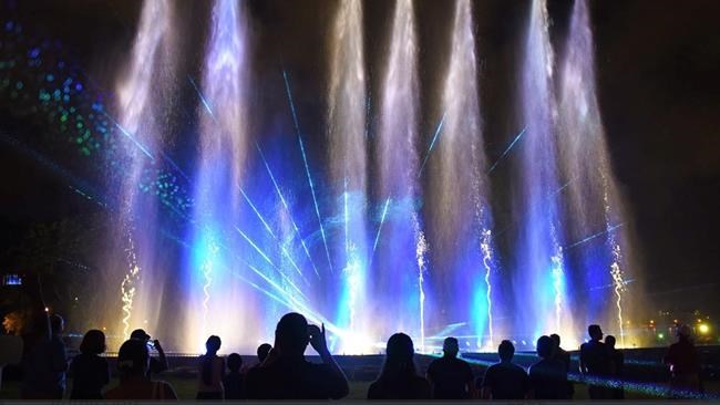 Back with a splash: CNE to debut 'Vegas-style' fountain show, bring back ice show | iNFOnews.ca