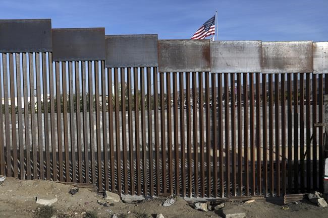 Hundreds of migrants in southern Mexico form group to head toward US | iNFOnews.ca
