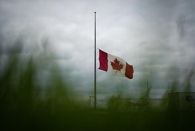 Manitoba bus crash claims 17th victim as woman dies in hospital | iNFOnews.ca