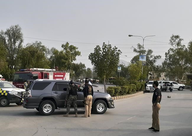 Suicide bomber targets truck carrying troops in northwestern Pakistan, wounding 8 people | iNFOnews.ca Suicide bomber targets truck carrying troops in northwestern Pakistan, wounding 8 people | iNFOnews.ca
