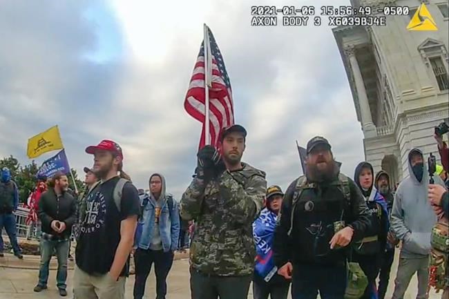 Military veteran who stormed Capitol with loaded pistol is sentenced to 7 years in prison | iNFOnews.ca