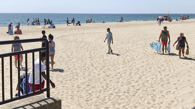 Beach closures because of contamination prevent sunbathers from taking a dip to beat the heat | iNFOnews.ca