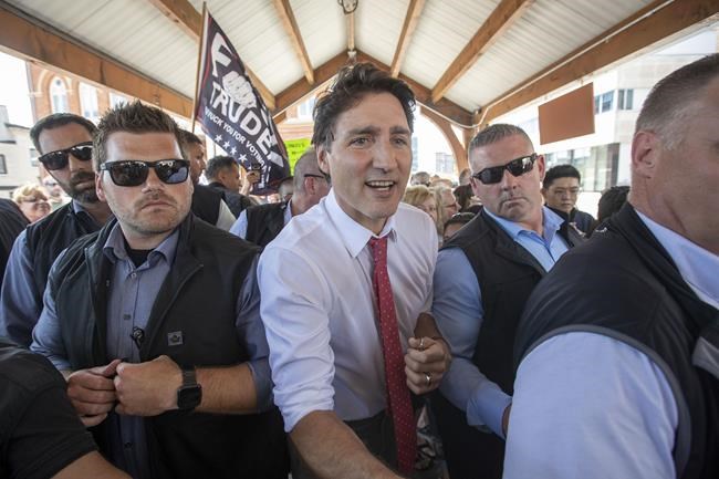Trudeau cuts appearance in Belleville, Ont., short as protesters swarm motorcade | iNFOnews.ca