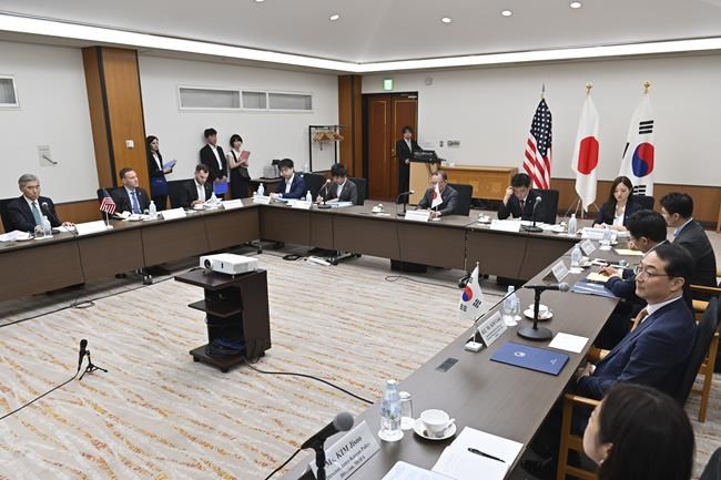 Japanese, US and South Korean officials condemn the North's weapons plans but urge dialogue | iNFOnews.ca