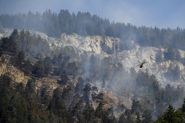 Swiss order hang gliders to stay away, closing air space as firefighters battle forest inferno | iNFOnews.ca Swiss order hang gliders to stay away, closing air space as firefighters battle forest inferno | iNFOnews.ca