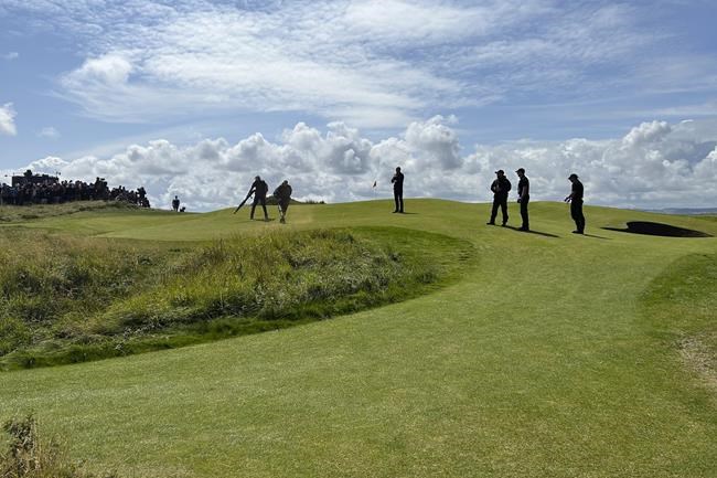 Environmental activists briefly disrupt British Open by dumping orange powder beside 17th green | iNFOnews.ca Environmental activists briefly disrupt British Open by dumping orange powder beside 17th green | iNFOnews.ca